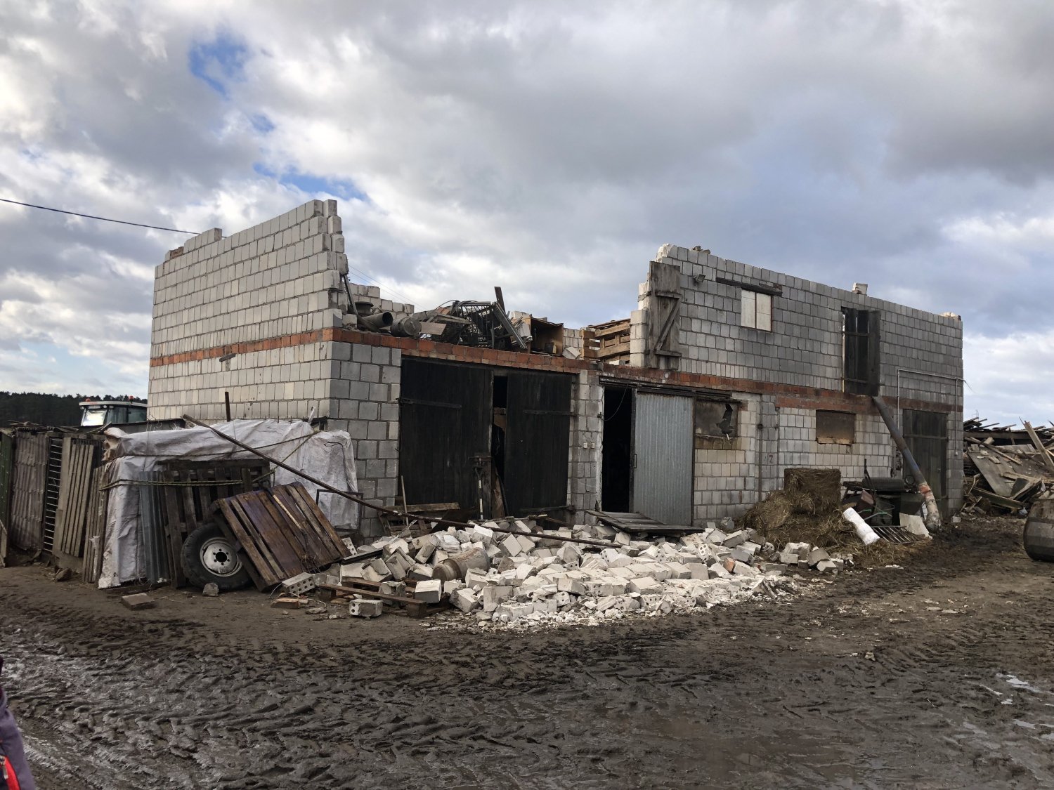 Budynek gospodarczy w Młodzikowicach, który uległ prawie całkowitemu zniszczeniu